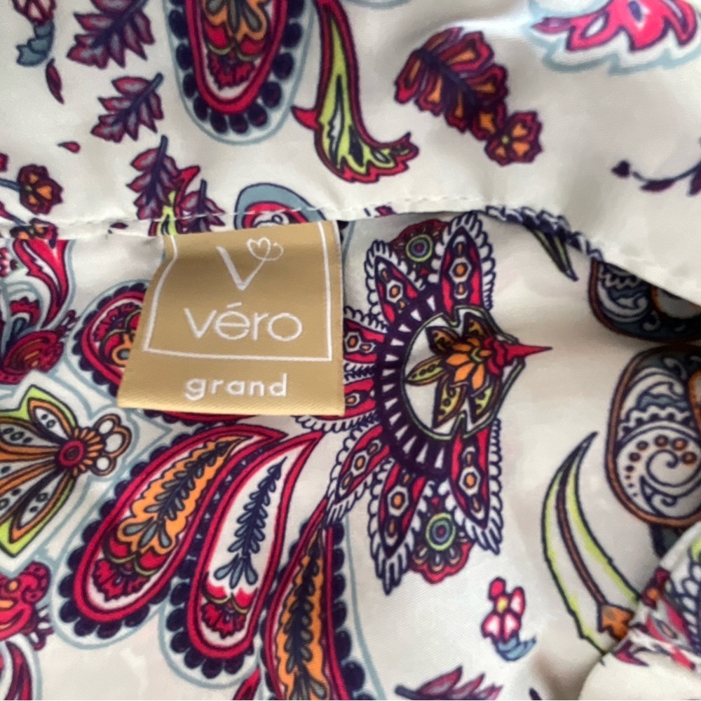 Vero Moda Grande Paisley Print Partial Button Tunic Blouse | Size Large - Picture 2 of 4